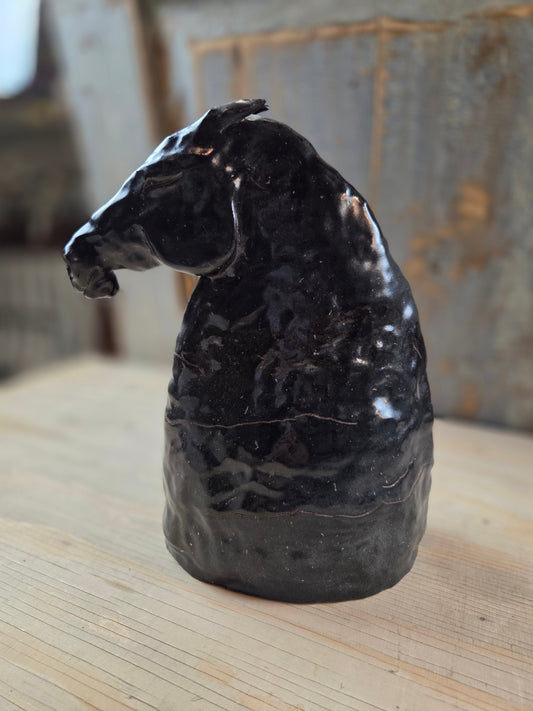 Svart hästskulptur